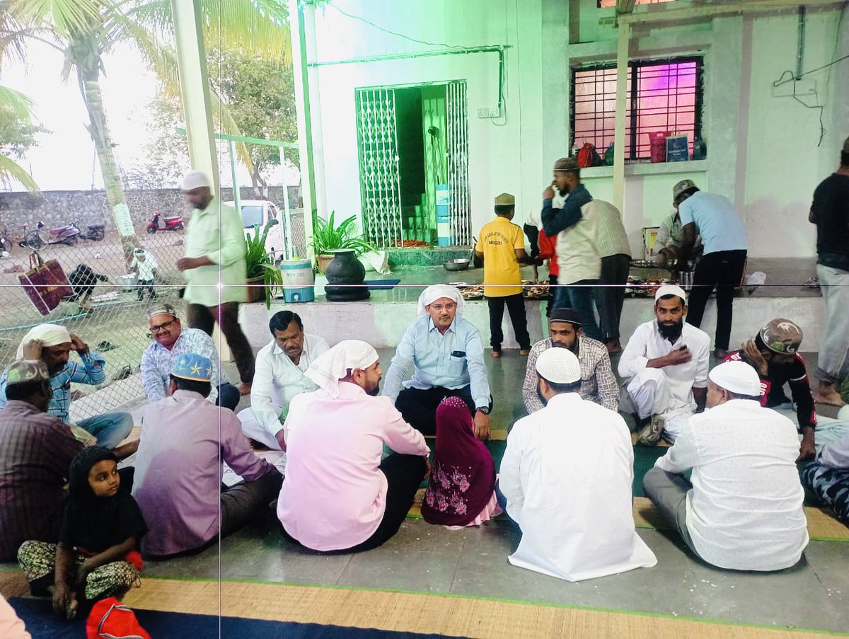 पवित्र रमजान महिन्यानिमित्त आज मुस्लिम बांधवांसोबत रोजा 'इफ्तार पार्टी' करण्यात आली. यावेळी माझ्या सोबत पी.आय रवींद्र शेळके साहेब, संदीप शेळके उपस्थित होते.
माझ्या मुस्लिम बांधवांना 'रमजान'च्या शुभेच्छा दिल्या.
- हर्षवर्धन आनंदराव शेळके-पाटील
#ramjan2023
#Roja
#iftarparty
