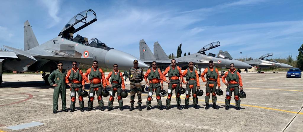 Indian Air Force contingent arrived to participate in the multinational Exercise #Iniochos2023 at Andravida, Greece 🇬🇷. Historic day, first ever landing of Su30 at this base in South Greece, all contingents ceased work to watch the big birds roll on to the tarmac.. 🛬 @IAF_MCC