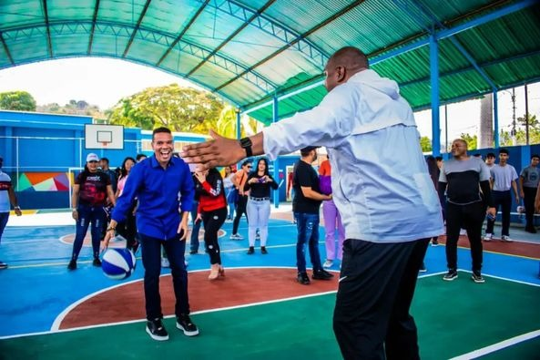 MovPVMiranda's tweet photo. 🚩#AsiLoDijo | Nuestro Alto Comisionado @vargas_mimou, una importante inversión con mucho esfuerzo y cariño para nuestros niños, niñas, jóvenes y docentes. Más de 1400 estudiantes beneficiados. Obras que demuestran el compromiso del Gobierno Bolivariano.

#JuegosDeportivosALBA https://t.co/JqsO9lKNO1