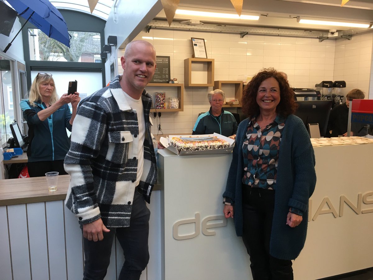 Feestelijke bijeenkomst. Zwembad De Schans en Ganzewiel 60 jaar. Manager en Wethouder hebben de taart aangesneden. ⁦<a href="/GemGeertrberg/">Geertruidenberg</a>⁩ ⁦<a href="/BNDeStem/">BN DeStem</a>⁩ ⁦<a href="/omroepbrabant/">Omroep Brabant</a>⁩ <a href="/sportfondsen/">sportfondsen</a>. #stadaandeBiesbosch