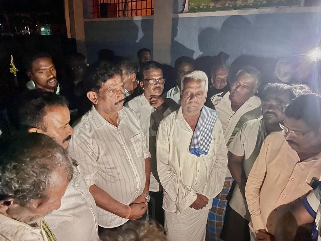 MTKrishneGowda's tweet photo. ಅರಕಲಗೂಡು ವಿಧಾನಸಭಾ ಕ್ಷೇತ್ರದ ಕಾಳನಹಳ್ಳಿ ಗ್ರಾಮದ ಹಿರಿಯ ಮುಖಂಡರು, ಪ್ರಮುಖ ನಾಯಕರು, ಬೆಂಬಲಿಗರು ಹಾಗೂ ಕಾರ್ಯಕರ್ತರೊಂದಿಗೆ ಸಮಾಲೋಚನೆ ನಡೆಸಲಾಯಿತು. ಈ ಸಂಧರ್ಭದಲ್ಲಿ ಕಾಳನಹಳ್ಳಿಯ ಸಮಸ್ಥ ಜನರಿಂದ ಭಾರೀ ಬೆಂಬಲ ವ್ಯಕ್ತವಾಯಿತು.

#mtkrishnegowda #arakalagudu https://t.co/sWPmW095So