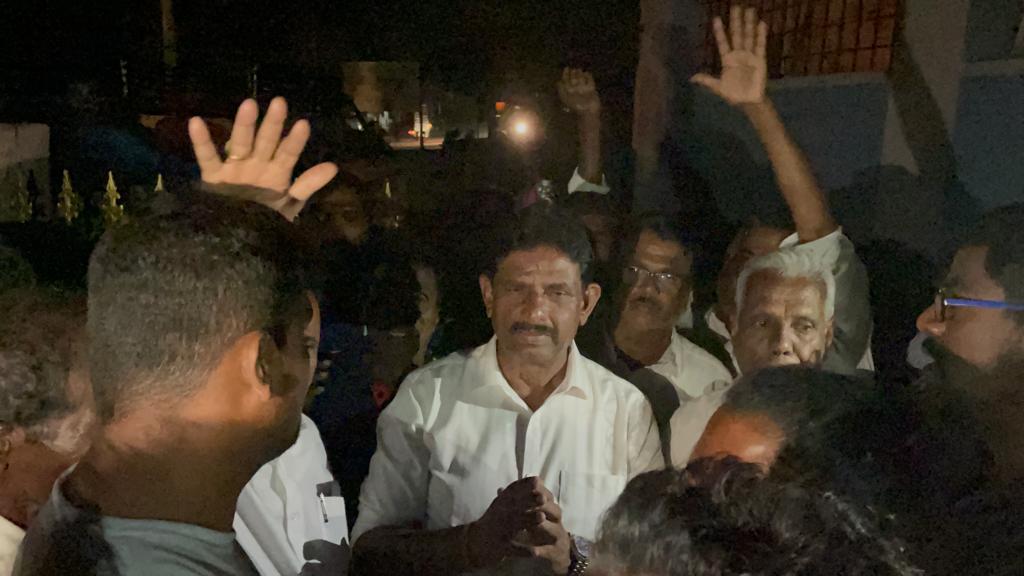 MTKrishneGowda's tweet photo. ಅರಕಲಗೂಡು ವಿಧಾನಸಭಾ ಕ್ಷೇತ್ರದ ಕಾಳನಹಳ್ಳಿ ಗ್ರಾಮದ ಹಿರಿಯ ಮುಖಂಡರು, ಪ್ರಮುಖ ನಾಯಕರು, ಬೆಂಬಲಿಗರು ಹಾಗೂ ಕಾರ್ಯಕರ್ತರೊಂದಿಗೆ ಸಮಾಲೋಚನೆ ನಡೆಸಲಾಯಿತು. ಈ ಸಂಧರ್ಭದಲ್ಲಿ ಕಾಳನಹಳ್ಳಿಯ ಸಮಸ್ಥ ಜನರಿಂದ ಭಾರೀ ಬೆಂಬಲ ವ್ಯಕ್ತವಾಯಿತು.

#mtkrishnegowda #arakalagudu https://t.co/sWPmW095So