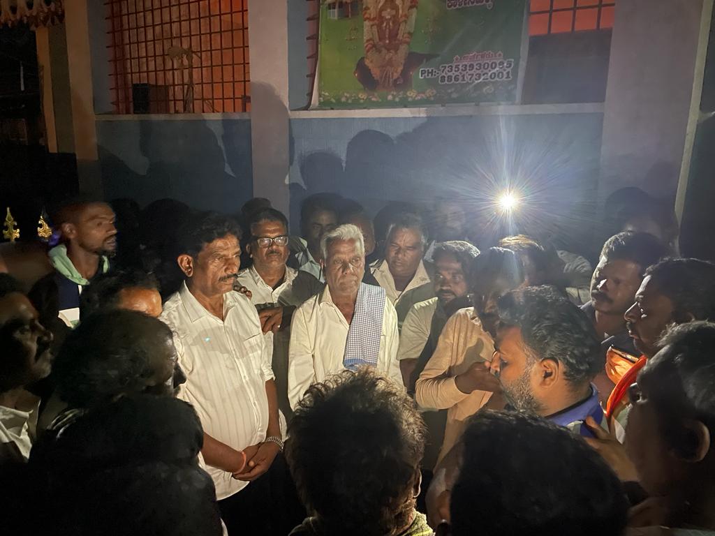 MTKrishneGowda's tweet photo. ಅರಕಲಗೂಡು ವಿಧಾನಸಭಾ ಕ್ಷೇತ್ರದ ಕಾಳನಹಳ್ಳಿ ಗ್ರಾಮದ ಹಿರಿಯ ಮುಖಂಡರು, ಪ್ರಮುಖ ನಾಯಕರು, ಬೆಂಬಲಿಗರು ಹಾಗೂ ಕಾರ್ಯಕರ್ತರೊಂದಿಗೆ ಸಮಾಲೋಚನೆ ನಡೆಸಲಾಯಿತು. ಈ ಸಂಧರ್ಭದಲ್ಲಿ ಕಾಳನಹಳ್ಳಿಯ ಸಮಸ್ಥ ಜನರಿಂದ ಭಾರೀ ಬೆಂಬಲ ವ್ಯಕ್ತವಾಯಿತು.

#mtkrishnegowda #arakalagudu https://t.co/sWPmW095So
