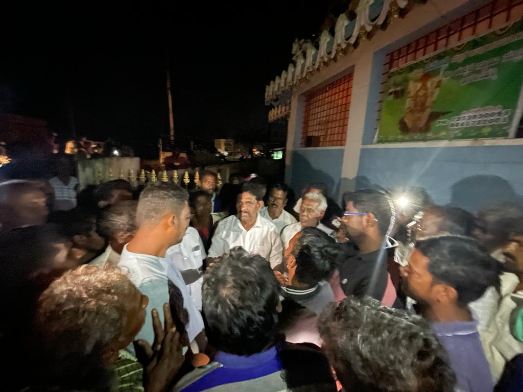 MTKrishneGowda's tweet photo. ಅರಕಲಗೂಡು ವಿಧಾನಸಭಾ ಕ್ಷೇತ್ರದ ಕಾಳನಹಳ್ಳಿ ಗ್ರಾಮದ ಹಿರಿಯ ಮುಖಂಡರು, ಪ್ರಮುಖ ನಾಯಕರು, ಬೆಂಬಲಿಗರು ಹಾಗೂ ಕಾರ್ಯಕರ್ತರೊಂದಿಗೆ ಸಮಾಲೋಚನೆ ನಡೆಸಲಾಯಿತು. ಈ ಸಂಧರ್ಭದಲ್ಲಿ ಕಾಳನಹಳ್ಳಿಯ ಸಮಸ್ಥ ಜನರಿಂದ ಭಾರೀ ಬೆಂಬಲ ವ್ಯಕ್ತವಾಯಿತು.

#mtkrishnegowda #arakalagudu https://t.co/sWPmW095So