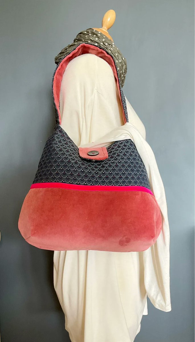 Lift the blues with some lovely pink bag from Samm Designs

#inbizhour #TheCraftersUK #MHHSBD #ColourFriday

buff.ly/2F1nKi1