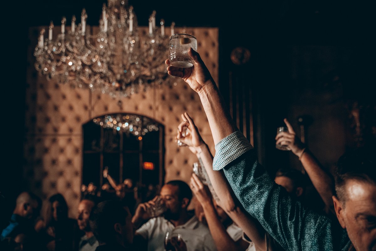 thebarbershoplv's tweet photo. Calm your nerves before saying I do with some good olโ whiskey tasting. Part of our bachelor packages available now, link in bio.
.
.
#wewillcutyou #barbershoplv #barberslv #thecosmo #whiskey #karaoke #vegasnightlife #barberlife #cocktails #livemusic #rockmusic https://t.co/OY5FX6aAzE