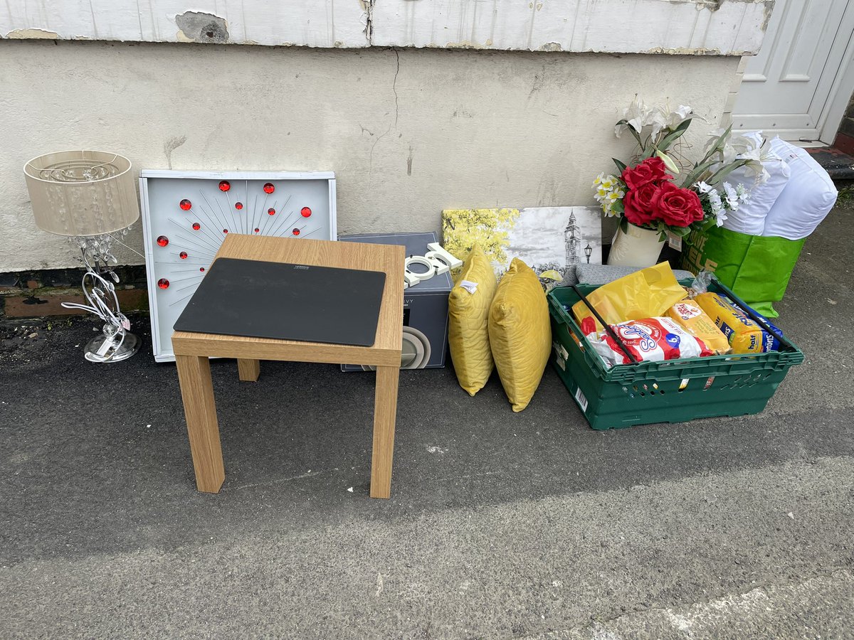 NitelightC's tweet photo. A happy ending to the week! The couple who were homeless last week now have a place to call home 👏 thanks to your continued donations we were able to pass these items across to help them get started 😊❤️
#communitysupport #basicessentials #donationswelcome #payitforward https://t.co/3XlCt4rmkE