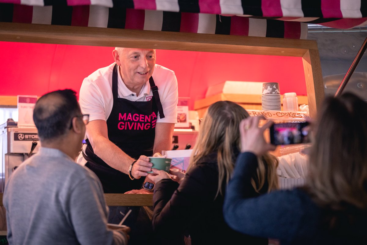 Giving back to the community never felt, or tasted, so good!
I had tons of fun dishing out froyo to the @TMobile team while their tips went to @MarysPlaceWA – a nonprofit near and dear to me. 
#MagentaGivingMonth