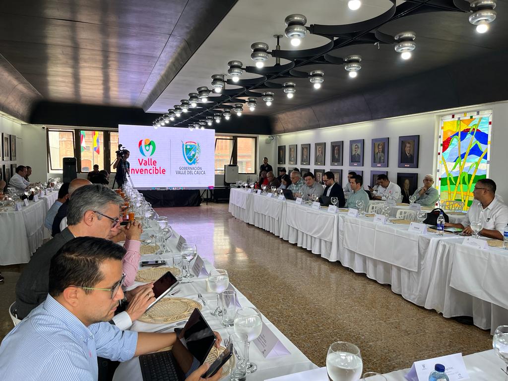 #AgendaANI👷‍♀️| La vicepresidenta @lyda_esquivel junto con la viceministra de infraestructura <a href="/Maria_Constanz_/">María Constanza García Alicastro</a> y entidades del sector, participa desde la <a href="/GobValle/">Gobernación Valle del Cauca</a> en la 4ª mesa técnica de seguimiento a los proyectos de infraestructura vial🛤️ en esta región. #AcercamosAColombia🇨🇴