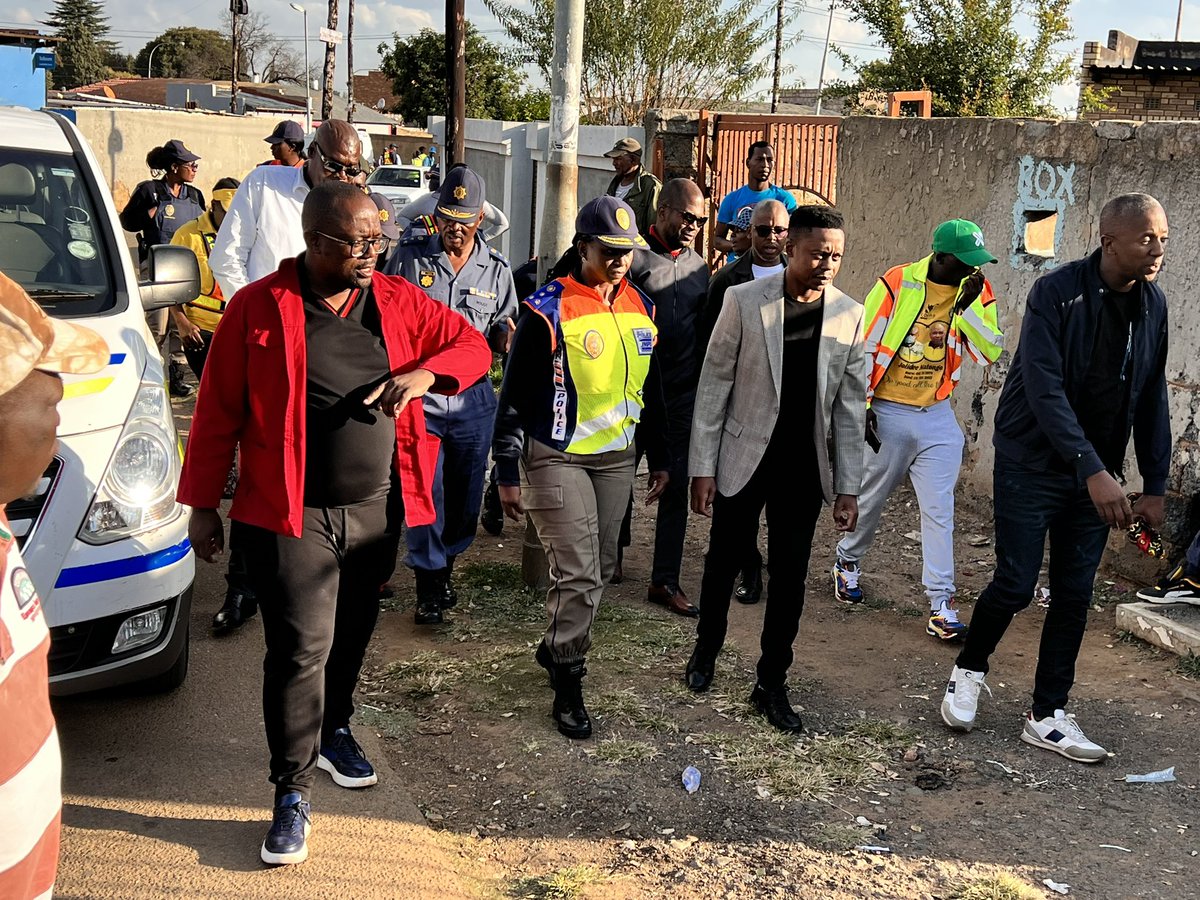 MTshwaku's tweet photo. The @CityofJoburgZA EM @ThapeloAmad with the MMC for Public Safety Dr Mgcini Tshwaku,visited the family of the two boys who were found mutilated.We assured the family that @JoburgMPD will work @SAPoliceService to ensure that perpetrators are found.The docket will not disappear https://t.co/T37XPqtcQG