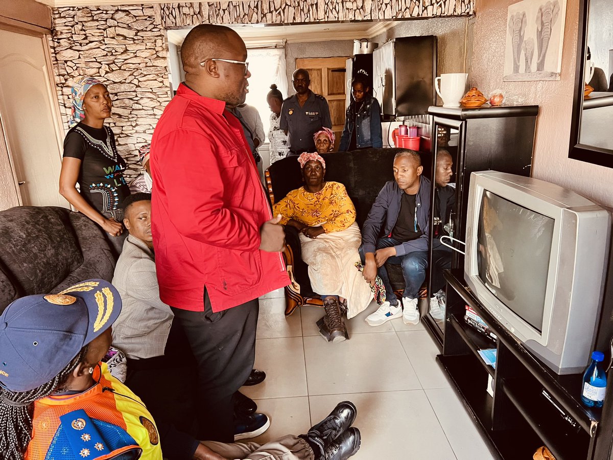 MTshwaku's tweet photo. The @CityofJoburgZA EM @ThapeloAmad with the MMC for Public Safety Dr Mgcini Tshwaku,visited the family of the two boys who were found mutilated.We assured the family that @JoburgMPD will work @SAPoliceService to ensure that perpetrators are found.The docket will not disappear https://t.co/T37XPqtcQG