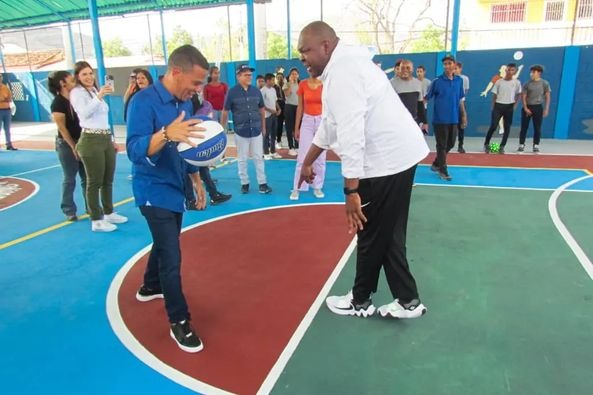 🚩#AsiLoDijo | Nuestro Alto Comisionado <a href="/vargas_mimou/">Alexander Mimou Vargas</a>, una importante inversión con mucho esfuerzo y cariño para nuestros niños, niñas, jóvenes y docentes. Más de 1400 estudiantes beneficiados. Obras que demuestran el compromiso del Gobierno Bolivariano.

#JuegosDeportivosALBA