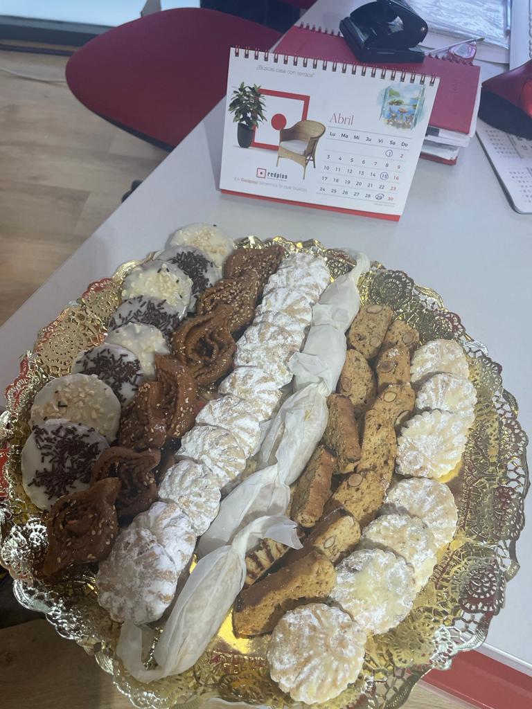 ¡Nuestros clientes son lo más!
Como hoy ha terminado el Ramadan, nuestra clienta Fausia, nos ha traído estos dulces increíbles hechos por ella. 
¡Muchísimas gracias por pensar en nosotros y tener este detalle! 😊