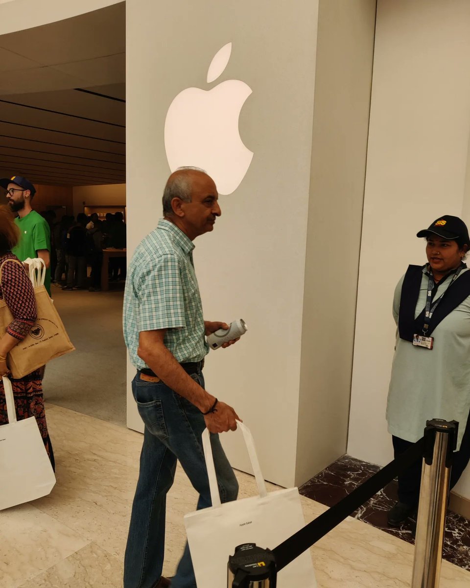ankurchawlaa's tweet photo. @responsiblwhatr at the launch of  @Apple stores Delhi and Mumbai.. A surreal moment for us when we found out that @responsiblwhatr cans are being served at the launch of @Apple stores in India. A validation of our commitment to sustainability. Ty @Apple https://t.co/evryhkvFLC