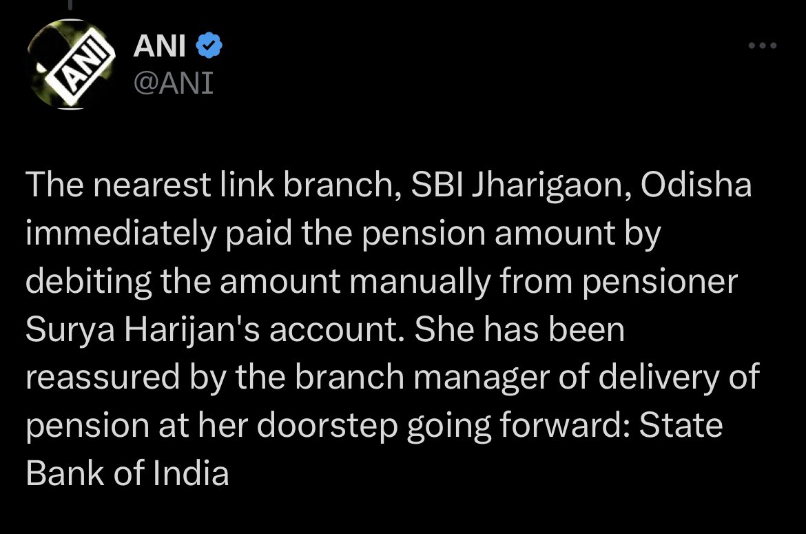 vijayaksharma's tweet photo. The person recording the video could have helped this woman but he found it more important to defame the bank. 🙄 https://t.co/qdxYLQNjCZ