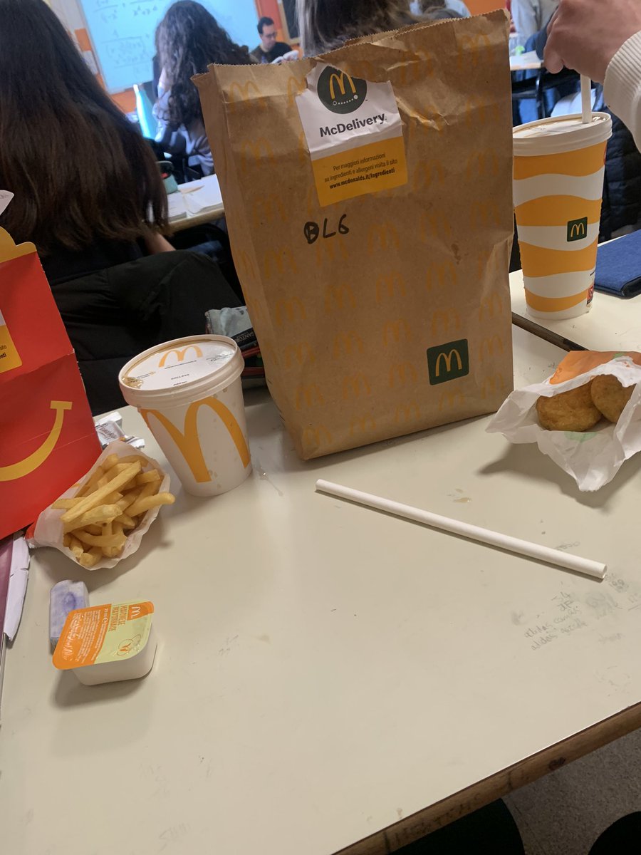 vmdanielle_'s tweet photo. quello che vedono i miei compagni di classe quando si girano verso il mio banco in fondo all’aula: 🍔🍟 https://t.co/q3lzpsqKiX