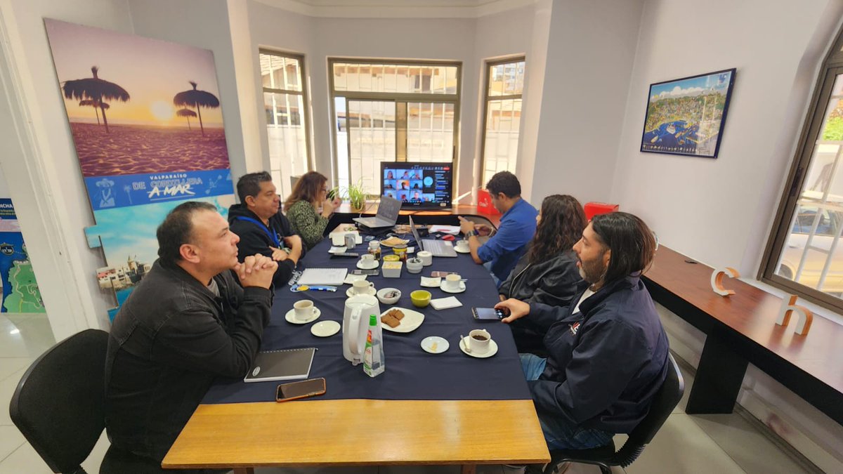 sernatur_valpo's tweet photo. #MesaDeCapitalHumano Hoy se realizó la primera reunión del año de la instancia compuesta por las instituciones de educación superior que imparten carreras de #Tusimo en la Región #Valparaíso, acordando diversas acciones conjuntas en la instancia encabezada por #Sernatur 👏👏👏 https://t.co/5nARqv702T