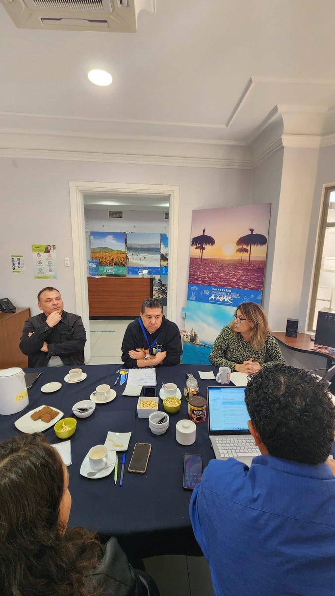sernatur_valpo's tweet photo. #MesaDeCapitalHumano Hoy se realizó la primera reunión del año de la instancia compuesta por las instituciones de educación superior que imparten carreras de #Tusimo en la Región #Valparaíso, acordando diversas acciones conjuntas en la instancia encabezada por #Sernatur 👏👏👏 https://t.co/5nARqv702T