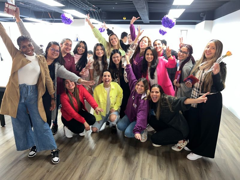 Nos enorgullece decir que nuestro equipo está compuesto en un 83% por mujeres. El ser un equipo mayoritariamente de mujeres, nos ha dado una perspectiva única sobre la industria. Entendemos a la perfección a nuestras clientas, sus necesidades, aspiraciones y gustos 💜