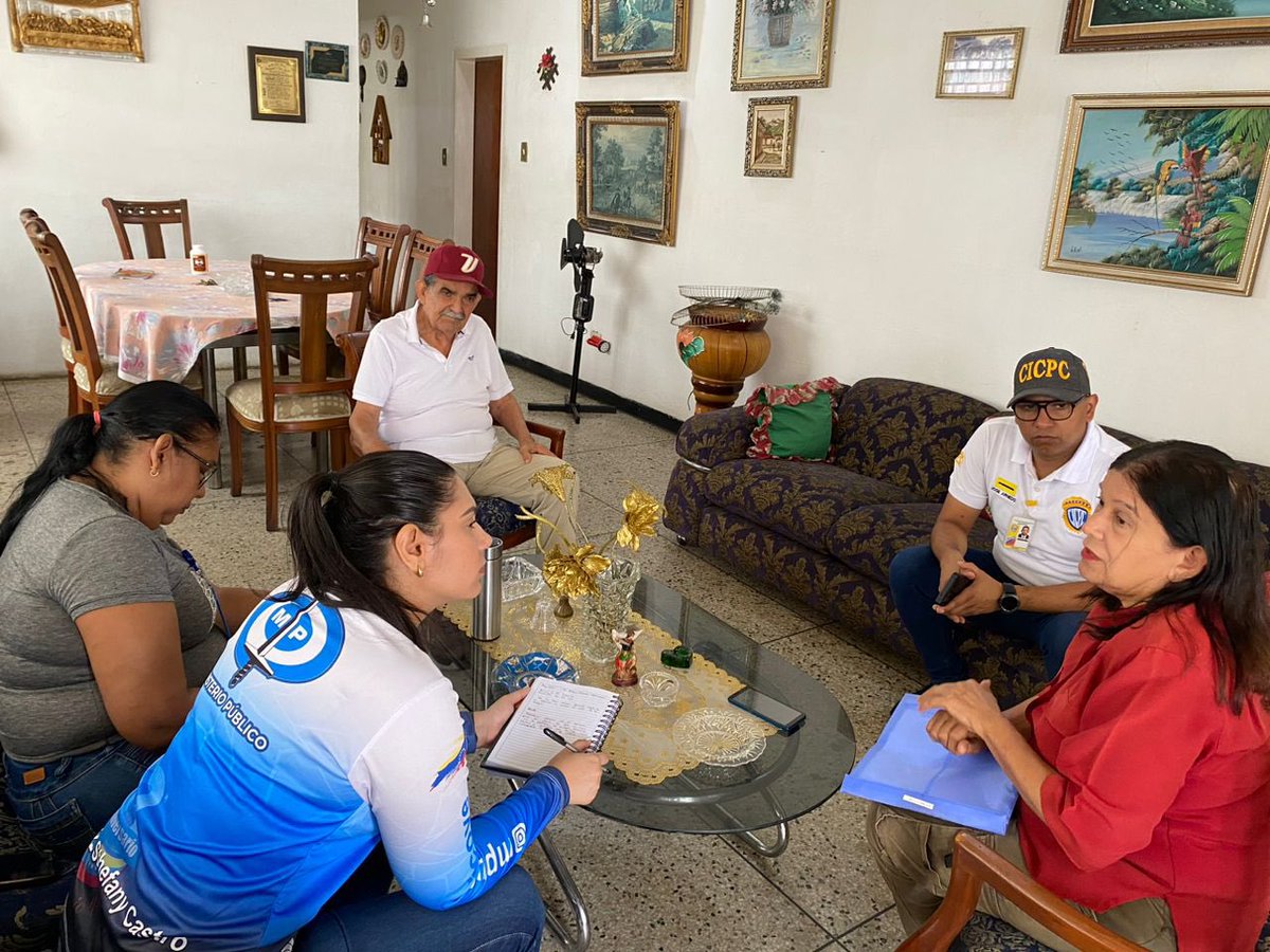TarekWiliamSaab's tweet photo. #Ahora Fiscalía 1era de Bolívar se trasladó a verificar la situación del adulto mayor #AQUILES a los fines de darle pronta respuesta a su caso: donde #denunció a su hijo de haberle #vendido #fraudulentamente su casa y todas sus pertenencias mientras él sufría de un ACV  #JUSTICIA https://t.co/8y8gpJ7RvY
