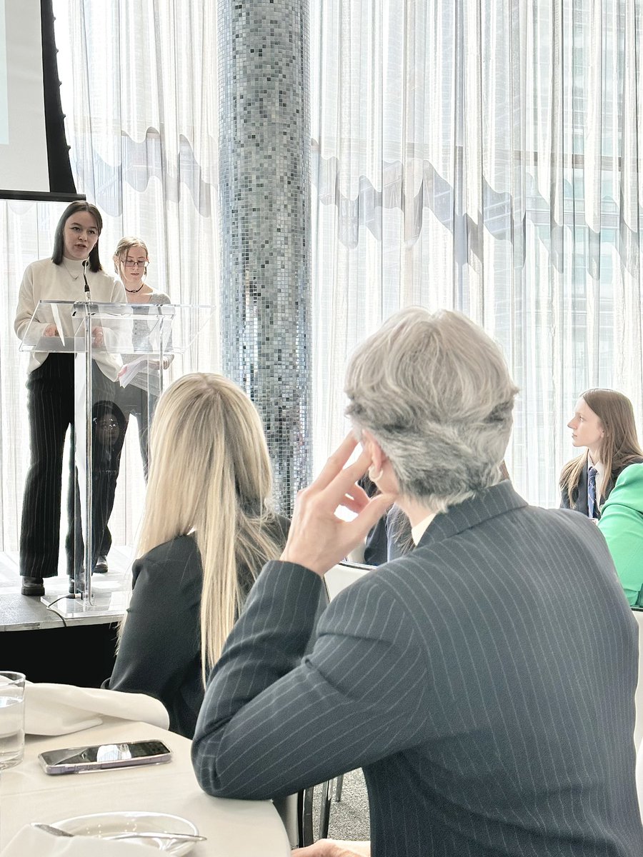 GlendonCampus's tweet photo. Le leadership féminin, le thème du jour au @ClubCanadienTO est l’occasion d’une présentation de GÉNIAL, le programme de formation en entrepreneuriat et en innovation de Glendon, par les étudiantes Gabrielle Cooper Saint-Cyr et Amélie Malo. Sont géniales! #glendongenial #yorku https://t.co/BxNfz3dqzq