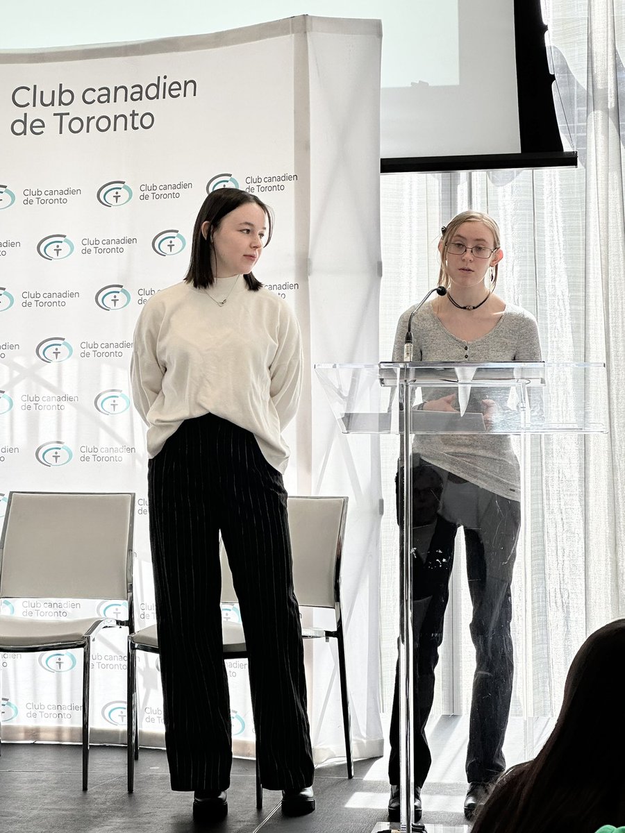 GlendonCampus's tweet photo. Le leadership féminin, le thème du jour au @ClubCanadienTO est l’occasion d’une présentation de GÉNIAL, le programme de formation en entrepreneuriat et en innovation de Glendon, par les étudiantes Gabrielle Cooper Saint-Cyr et Amélie Malo. Sont géniales! #glendongenial #yorku https://t.co/BxNfz3dqzq