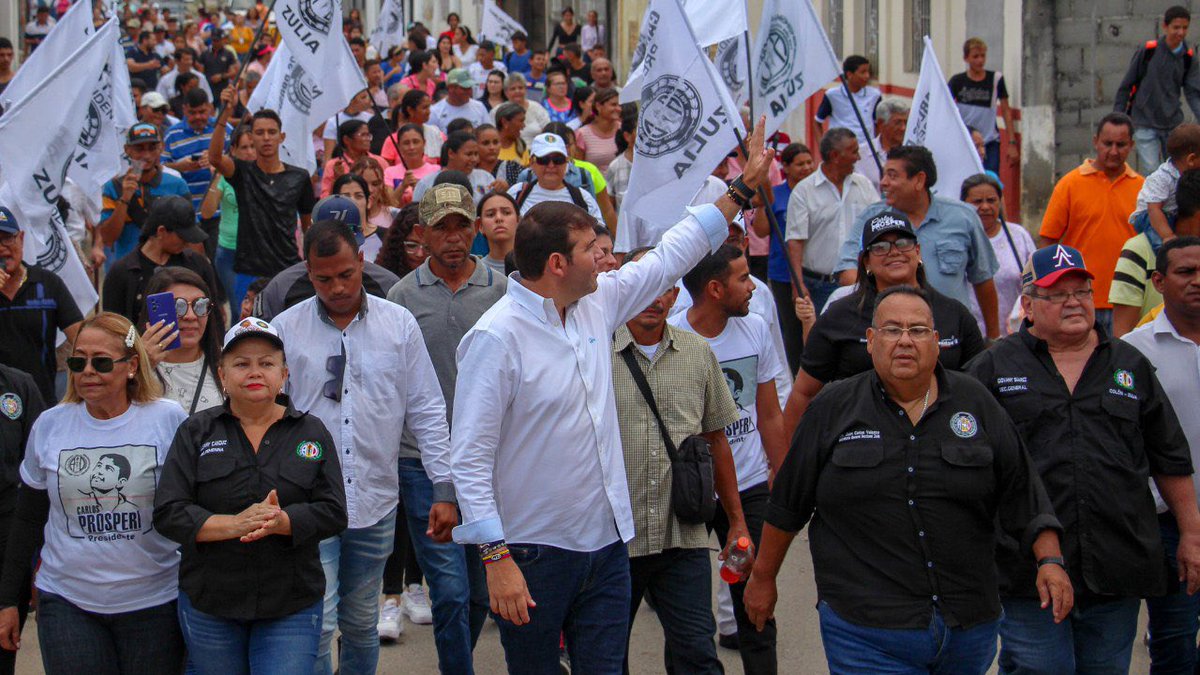 prospericarlos's tweet photo. Hoy #21Abr en las calles de Santa Bárbara del Zulia, Municipio Colón, mi compromiso con este pueblo agrícola y pecuario es incrementar las redes de producción, para mejorar la competitividad en los mercados primarios, y así garantizar lo hecho en Venezuela 🇻🇪 https://t.co/1WQN6BhlUM