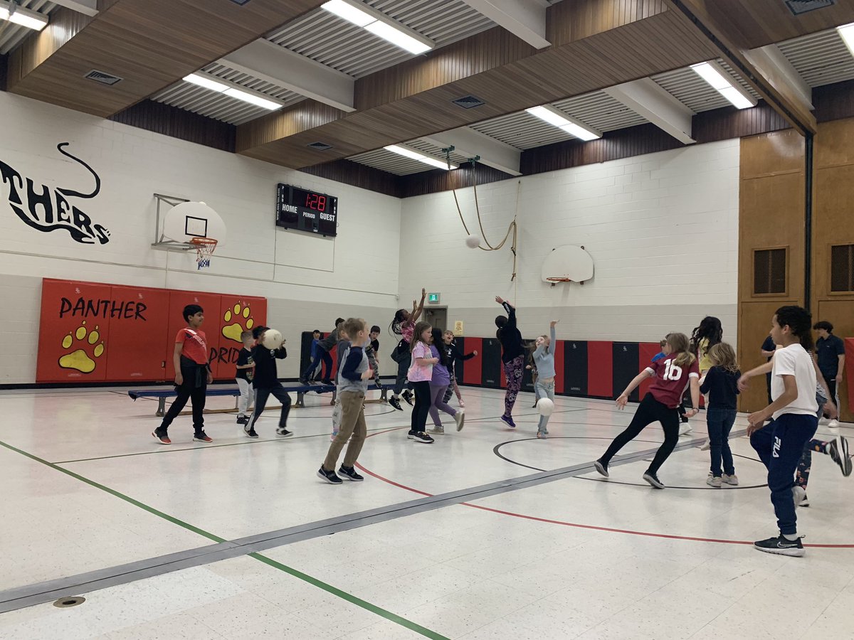 StPiusXLondon's tweet photo. Grade 3 intramural games today at lunch. Thanks CCH Athleaders! https://t.co/dUwRqfkp67