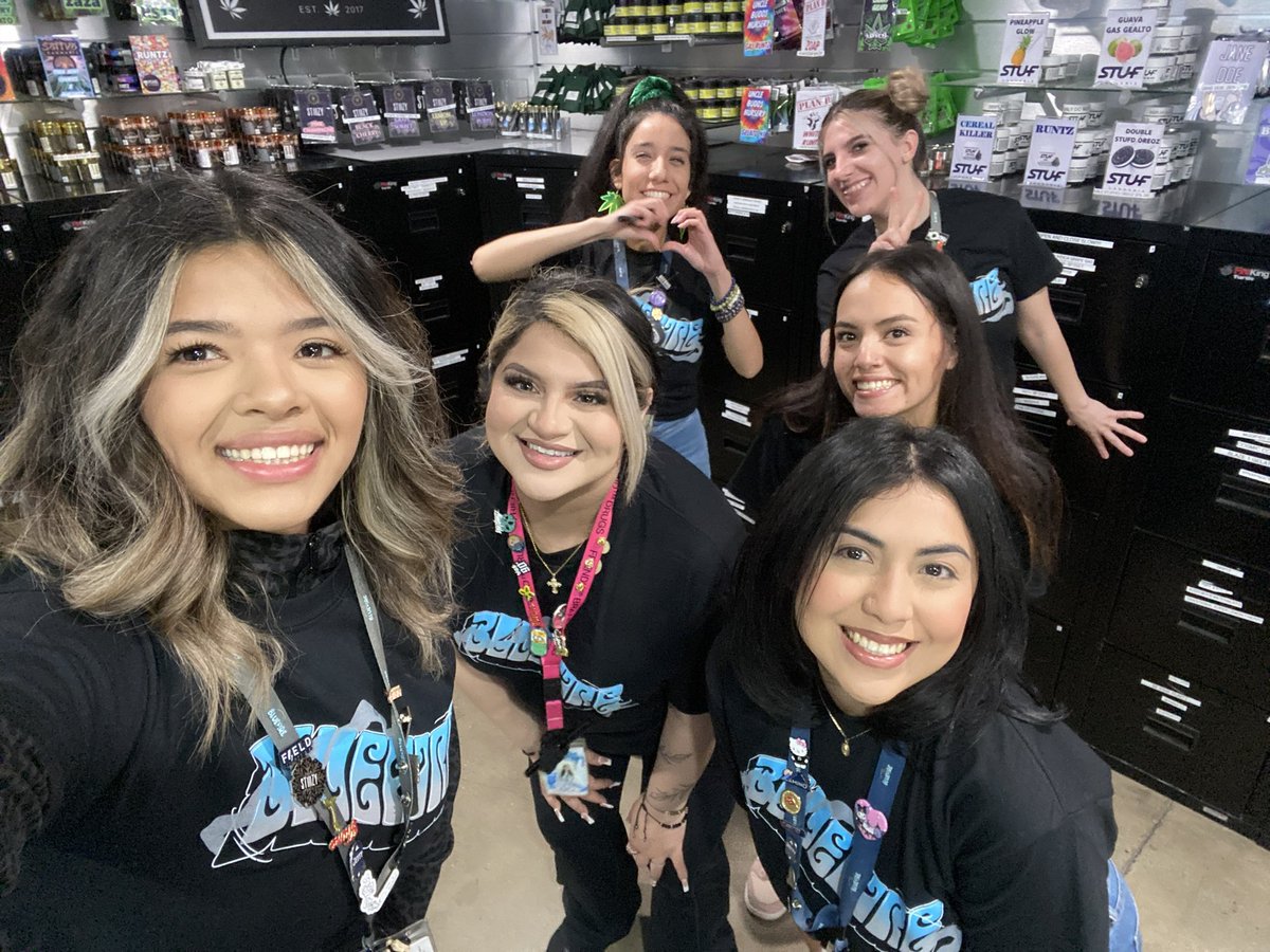 darlingvero's tweet photo. Support your budtenders 🫶🏽💚 #happy420 #cannabisindustry #stiiizynation #latepost https://t.co/jvad0CIz2a