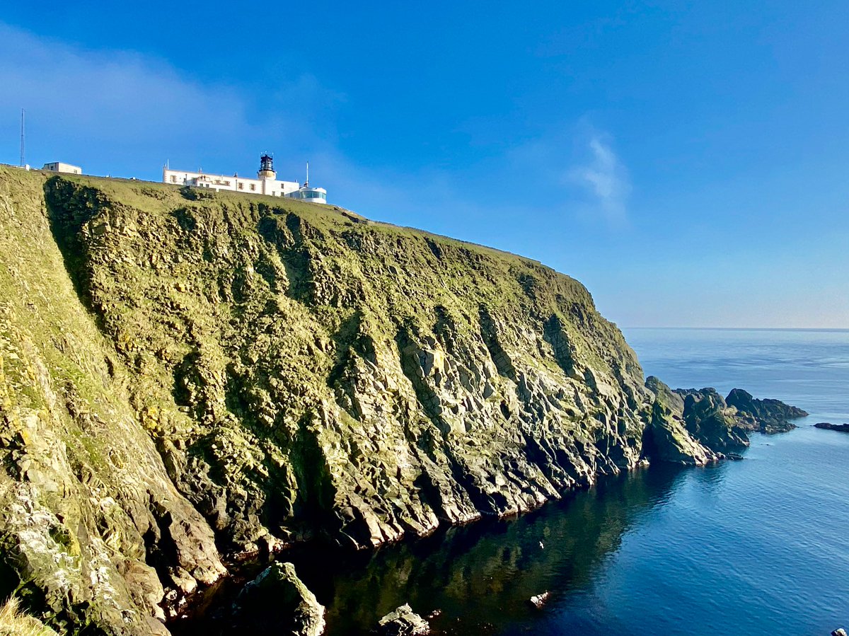 SumburghHead's tweet photo. Sumburgh Head Lighthouse in glorious sunshine. #shetland #pharosfriday https://t.co/OTmcPEprho