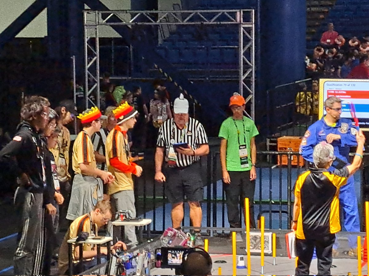 It's tiara Friday! Matches are underway and we are having so much fun. Don't forget you can watch the stream to see our matches: m.twitch.tv/firstinspires_…