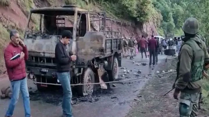Sharadsahu3110's tweet photo. आतंकियों की कायराना हरकत की वजह से अपनी जान न्योछावर करने वाले वीर जवानों को भावभीनी श्रद्धांजलि💐🙏😔
बलिदानी वीर जवान अमर रहे।
#JammuKashmir
#TerrorAttack #PKMKBForever 
#IndianArmy 💪 https://t.co/QmMOhQAQ7N