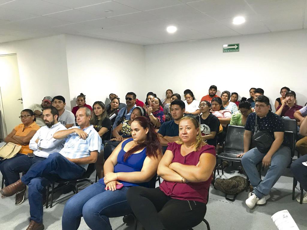 FeriaTabasco_'s tweet photo. 🎡 #FeriaTabasco2023 | El personal de la Dirección de Protección Contra Riesgo Sanitario de la Secretaría de Salud del Estado, Junto Rivera Vázquez y Jorge Alfredo Cruz Flores, impartió el curso de las prácticas de higiene para el proceso de alimentos, bebidas o suplementos alimenticios, que otorga a los emprendedores de alimentos y bebidas de la Feria Tabasco 2023.

🟡 Asimismo, se destacó el uso de cubrebocas al personal de la preparación de alimentos.

🟡 Por su parte, Gary Leonardo Arjona Rodríguez de la Secretaría de Bienestar, Sustentabilidad y Cambio Climático en conjunto del Comité Organizador de la Feria Tabasco 2023 realizaron un curso donde se expuso el cumplimiento que deberán respetar la ley anti plástico durante la Feria Tabasco 2023.

#NosReencontramos
#FlorTabasco2023
#FeriaSegura
#FeriaLimpia