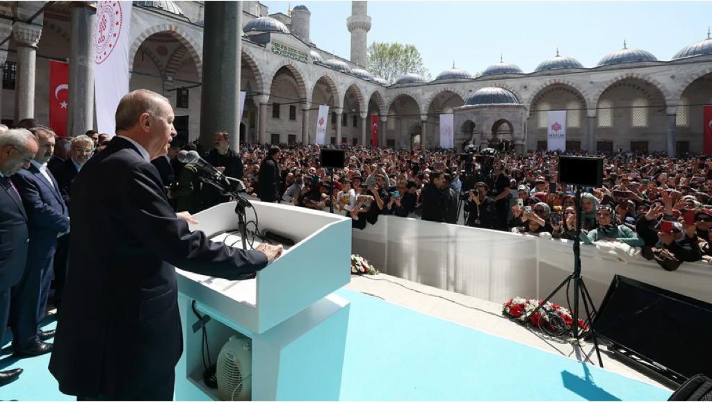 Yilmaz_Ozdill's tweet photo. Sultanahmet Camisi’ni yaptıran Sultan Ahmet bile Sultanahmet Camisi’nde böyle bir şey yapmadı… https://t.co/BhMNrbCIM5