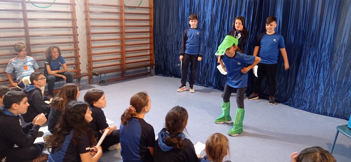 encarniMdc's tweet photo. Quina ilu tornar a viure  uns Jocs Florals i un Sant Jordi  tota l'escola ! Hem tingut uns presentad@rs  i uns  artistes de nivell ! Felicitas ! #emocions #llibresiroses #representacions @escolamdcprat https://t.co/FxOxBFByzN