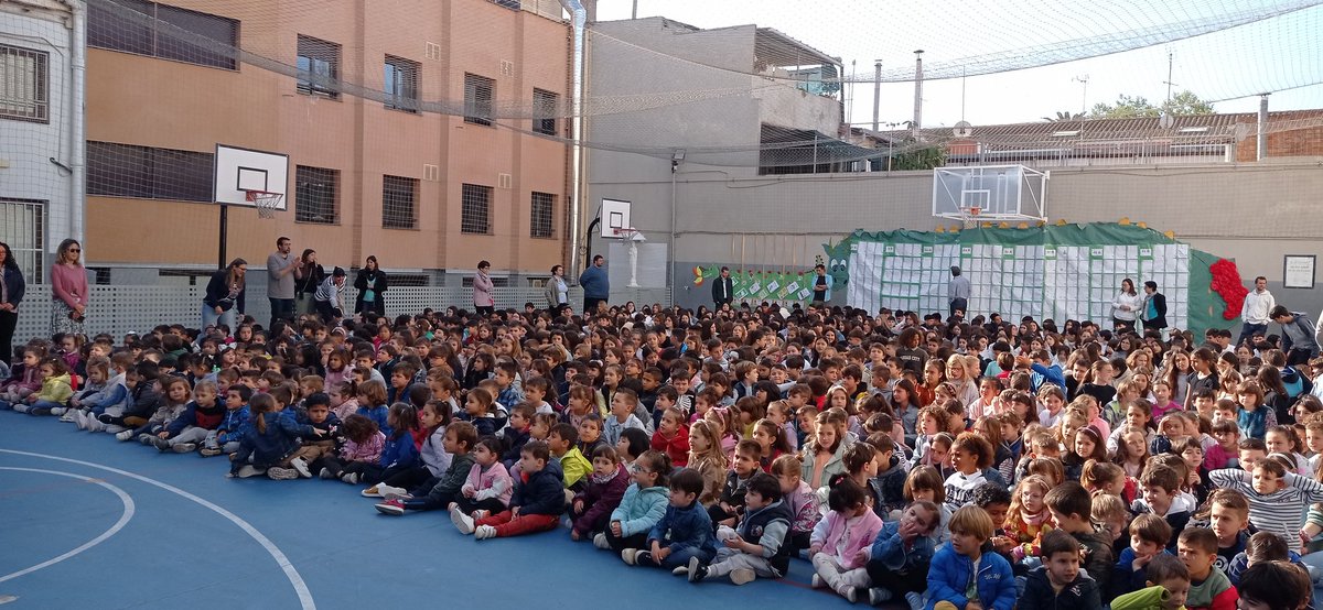 encarniMdc's tweet photo. Quina ilu tornar a viure  uns Jocs Florals i un Sant Jordi  tota l'escola ! Hem tingut uns presentad@rs  i uns  artistes de nivell ! Felicitas ! #emocions #llibresiroses #representacions @escolamdcprat https://t.co/FxOxBFByzN