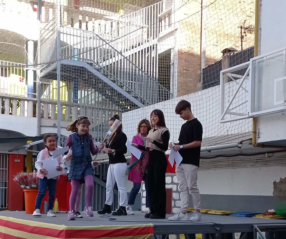 encarniMdc's tweet photo. Quina ilu tornar a viure  uns Jocs Florals i un Sant Jordi  tota l'escola ! Hem tingut uns presentad@rs  i uns  artistes de nivell ! Felicitas ! #emocions #llibresiroses #representacions @escolamdcprat https://t.co/FxOxBFByzN