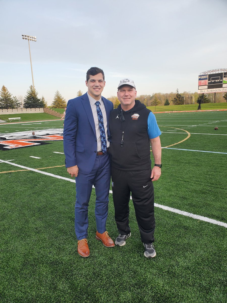 coachDeanPaul's tweet photo. Great to see @ChaseJRose at practice last night. Pretty cool that he happened to be wearing blue like many of us who were supporting @autismspeaks month. Chase is a '21 grad and a wealth advisor for Hixon Capital Management in Findlay. Great player and teammate. https://t.co/FmYVYAlHLO