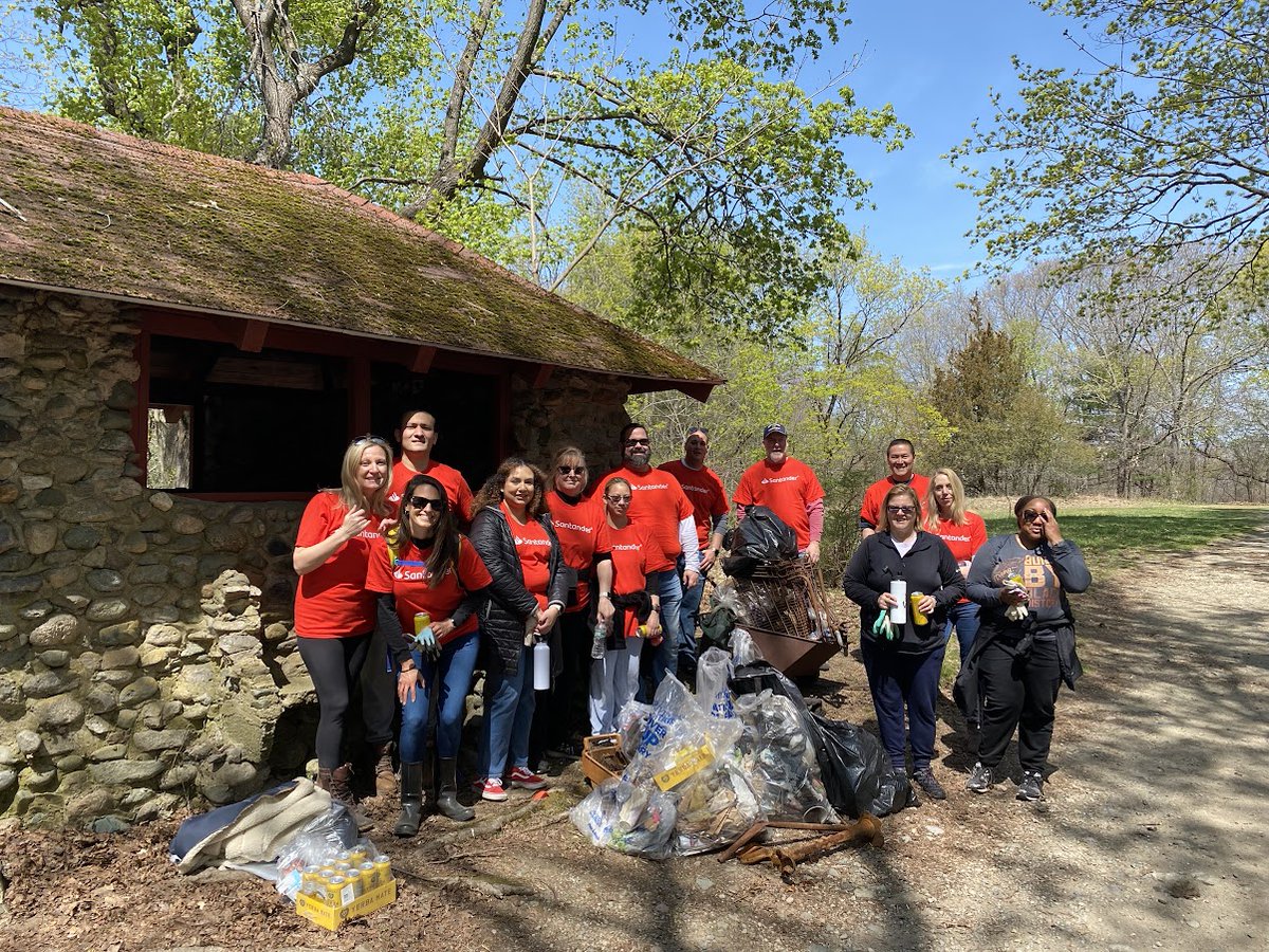charlesriver's tweet photo. The team from @SantanderBankUS cleaning up at Cutler Park Reservation today! Thank you for #KeepinItClean ๐ #CharlesRiverCleanup #myCleanCharles https://t.co/XBOdejo3FW