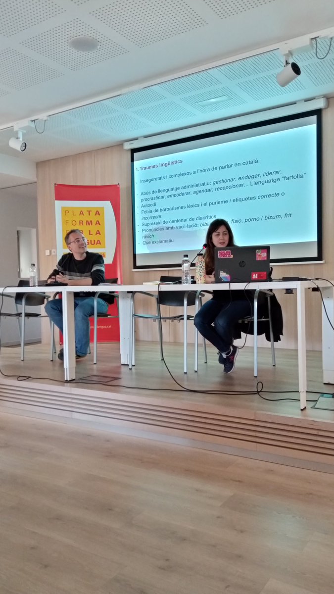 llenguacat_CAT's tweet photo. 👩‍⚕️ Avui fem teràpia lingüística amb la @mirmalloret a la @bibcerdanyola. Tot un èxit!

📢 Impulsem el català cada dia amb la #SetmanapelCatalà.

Més a 👉 https://t.co/U037CsuceQ https://t.co/E9xgQkuYDX