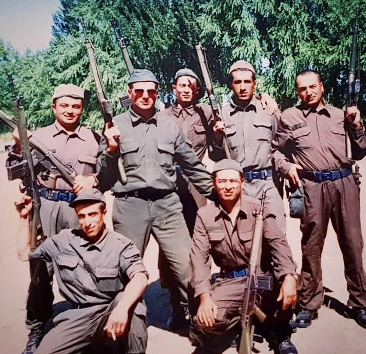 Hepimiz bu şerefli üniformayı taşıdık: 👇📸

Sınırlarımızın, vatanımızın, namusumuzun bekçisi ve fedaileri; #UzmanÇavuş’larımızın yanındayız !

İlk günden itibaren haykırdık;
Genel Başkanımız Dr. @ErbakanFatih’ın tamamladığı çalışmalarla bu borcu sizlere ödeyeceğiz.

Milli Görüş