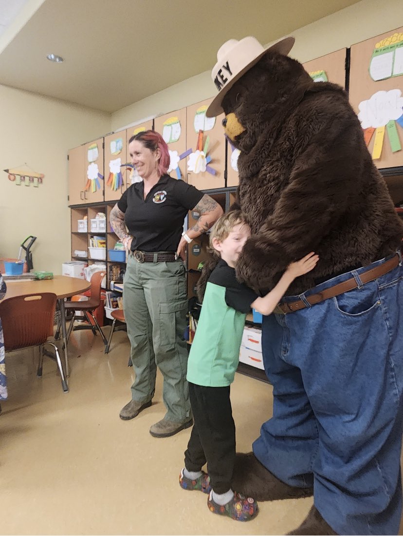 OchocoNatForest's tweet photo. #Throwback to last week when @smokey_bear and #OchocoNF Fire Prevention and Warm Springs Fire Prevention staffs visited schools in Madras and Redmond. They mostly shared fire prevention information but also a few warm bear hugs. ๐ป https://t.co/k4fuDbPJK4