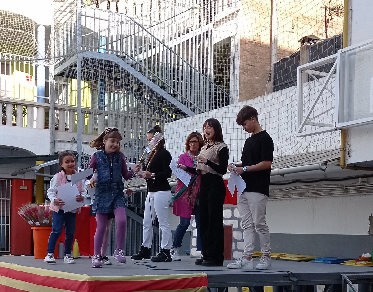 encarniMdc's tweet photo. Quina ilu tornar a viure  uns Jocs Florals i un Sant Jordi tota l'escola ! Hem tingut uns presentad@rs i artistes de nivell ! Felicitats! #emocions #llibresiroses #representacions  #dansa #compartir @escolamdcprat https://t.co/0baPbL6GOj