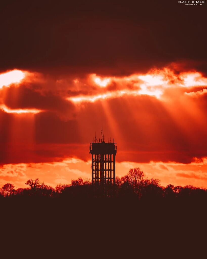 LKPhotoAndFilm's tweet photo. A Sign of Home. 

If you know Felixstowe, then after a long journey on the motorway you know it's only a matter of minutes until you're home and snug when you see this structure 😊 
For me, its one of the most iconic symbols of Felixstowe, especially … https://t.co/CmzEv0flN7 https://t.co/SGbIMrvGay
