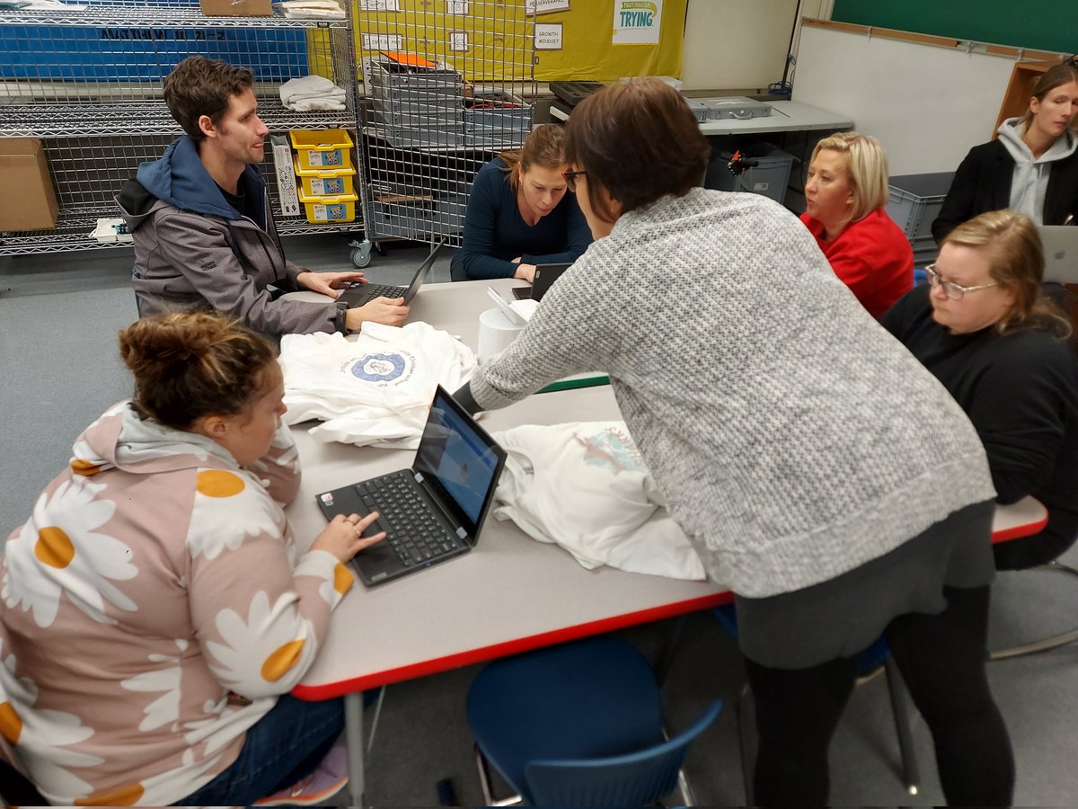 GeoffreyBisho10's tweet image. PLF @ChristianFMPSD where we are learning all about the incredible technology that our staff and students utilize. 3D printers &amp;amp; scanners, virtual &amp;amp; augmented reality, design programs, &amp;amp; making t-shirts! Thanks @alisyed4rmwb &amp;amp; @facing_uWT for sharing your expertise! @FMPSD
