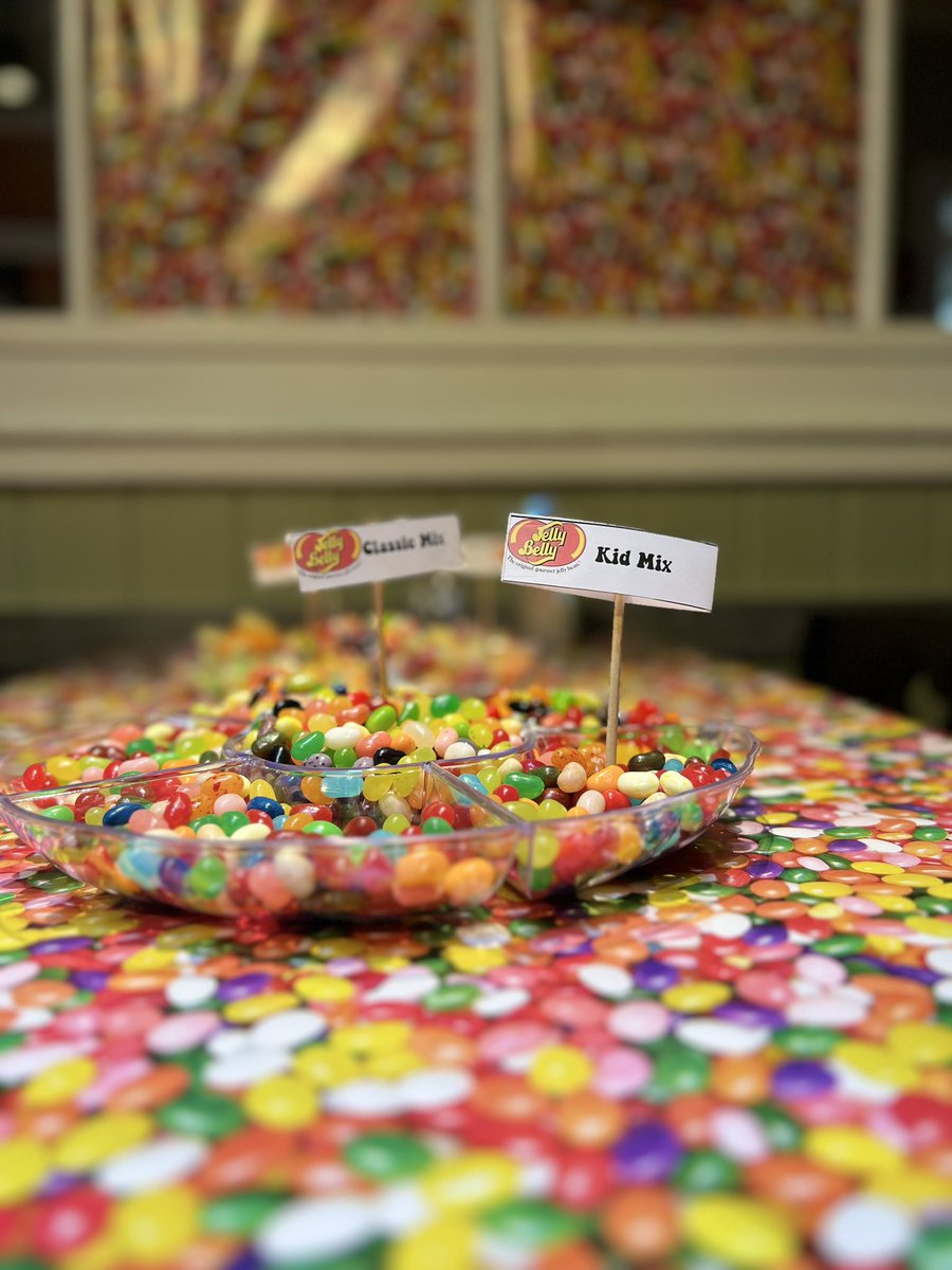 🍭🍬Nothing like hyping our 🌶️’s N. Little Rock team members up with sugary treats for Jelly Bean Day! 🍬🍭#chilislove <a href="/JonBush222/">Jon Bush</a> stay away from our candy my guy