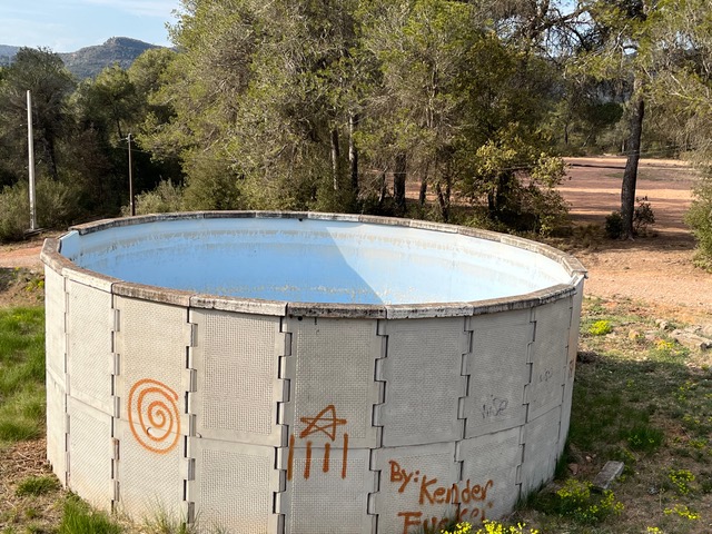 ADF3191's tweet photo. La situació de sequera que vivim és preocupant a #Rellinars Les basses que hi ha al municipi tenen poca aigua i caldrà omplir-les amb l'ajut de cubes. Evitem  riscos innecessaris. Fem prevenció #ADF
@sfadfcat @adfcat @consellvallesoc @emergenciescat @ControlADF https://t.co/sjh9hTrMh1