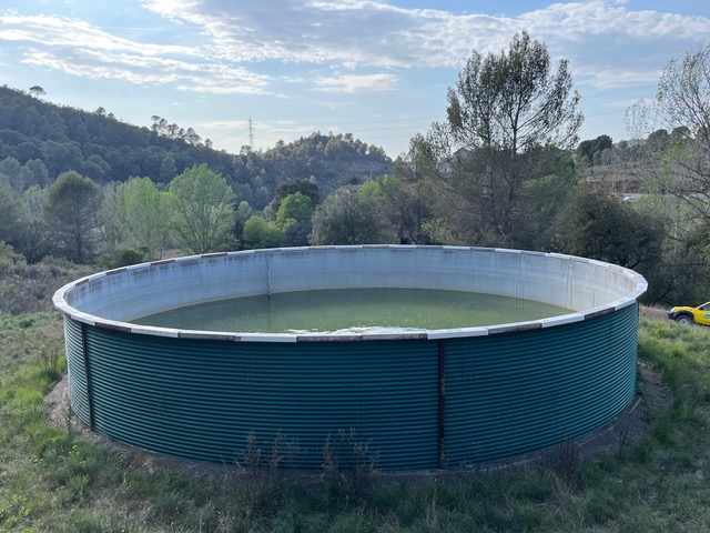 ADF3191's tweet photo. La situació de sequera que vivim és preocupant a #Rellinars Les basses que hi ha al municipi tenen poca aigua i caldrà omplir-les amb l'ajut de cubes. Evitem  riscos innecessaris. Fem prevenció #ADF
@sfadfcat @adfcat @consellvallesoc @emergenciescat @ControlADF https://t.co/sjh9hTrMh1