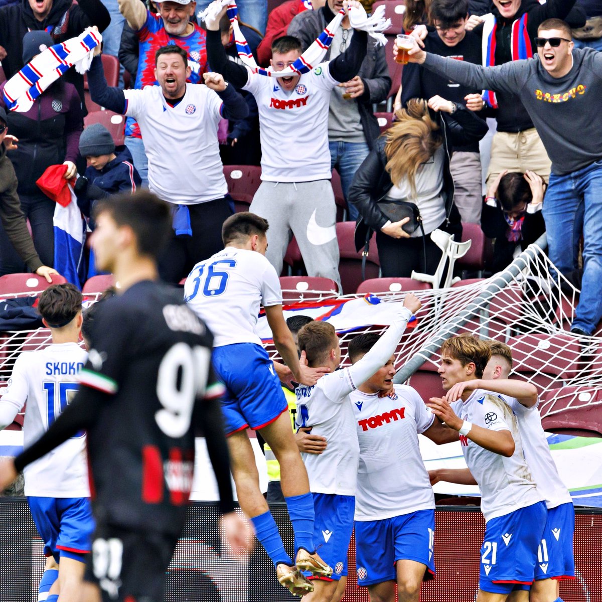 B24PT's tweet photo. Hajduk Split está na final da Youth League após derrotar o Milan por 3-1.

Mais de 5 mil adeptos croatas estiveram nas bancadas na Suíça 🤯 https://t.co/GbL7yjJTXT