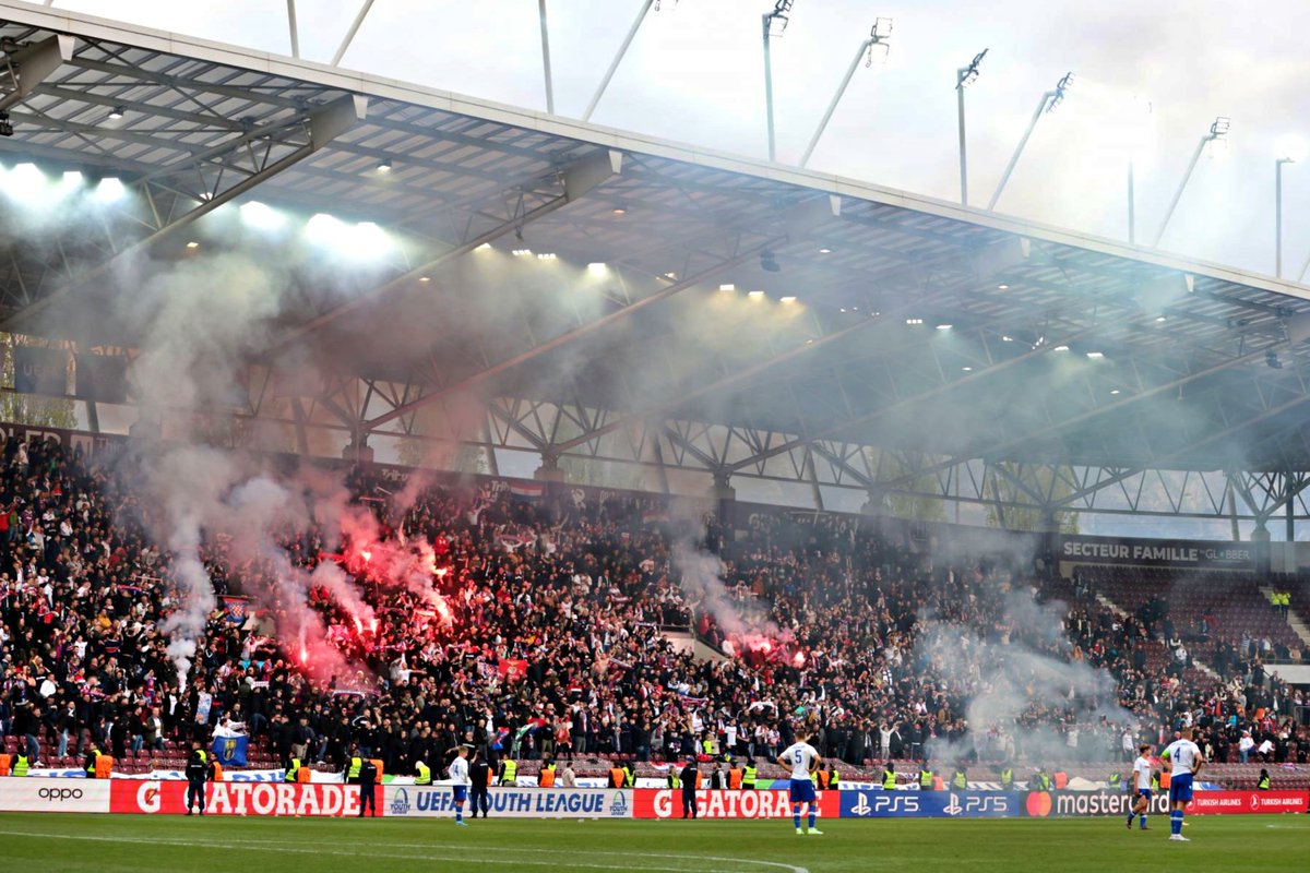 B24PT's tweet photo. Hajduk Split está na final da Youth League após derrotar o Milan por 3-1.

Mais de 5 mil adeptos croatas estiveram nas bancadas na Suíça 🤯 https://t.co/GbL7yjJTXT